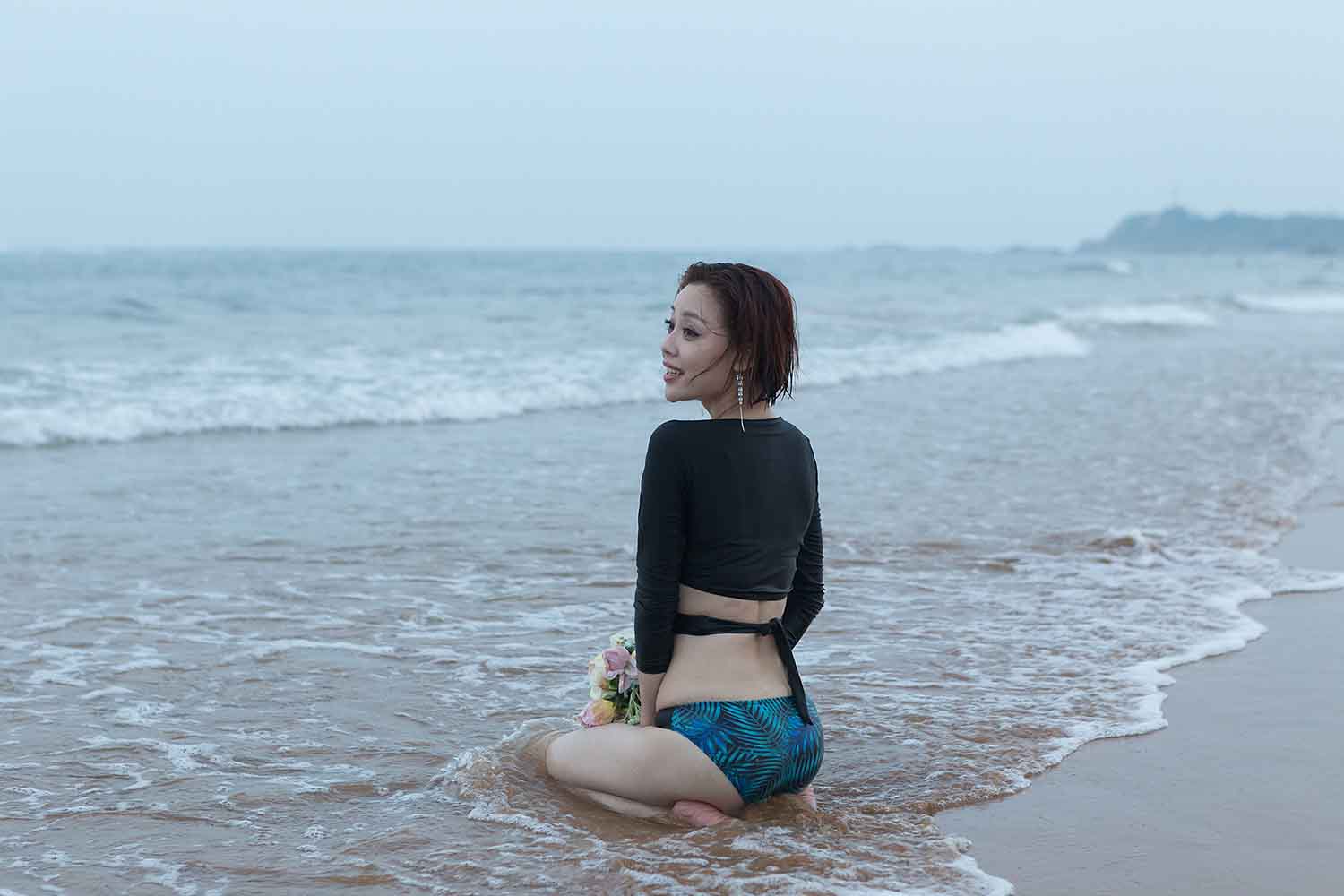 [素人新娘] 结婚当天和朋友在海边嬉戏玩的很开放的新娘婚礼现场实拍写真 H454