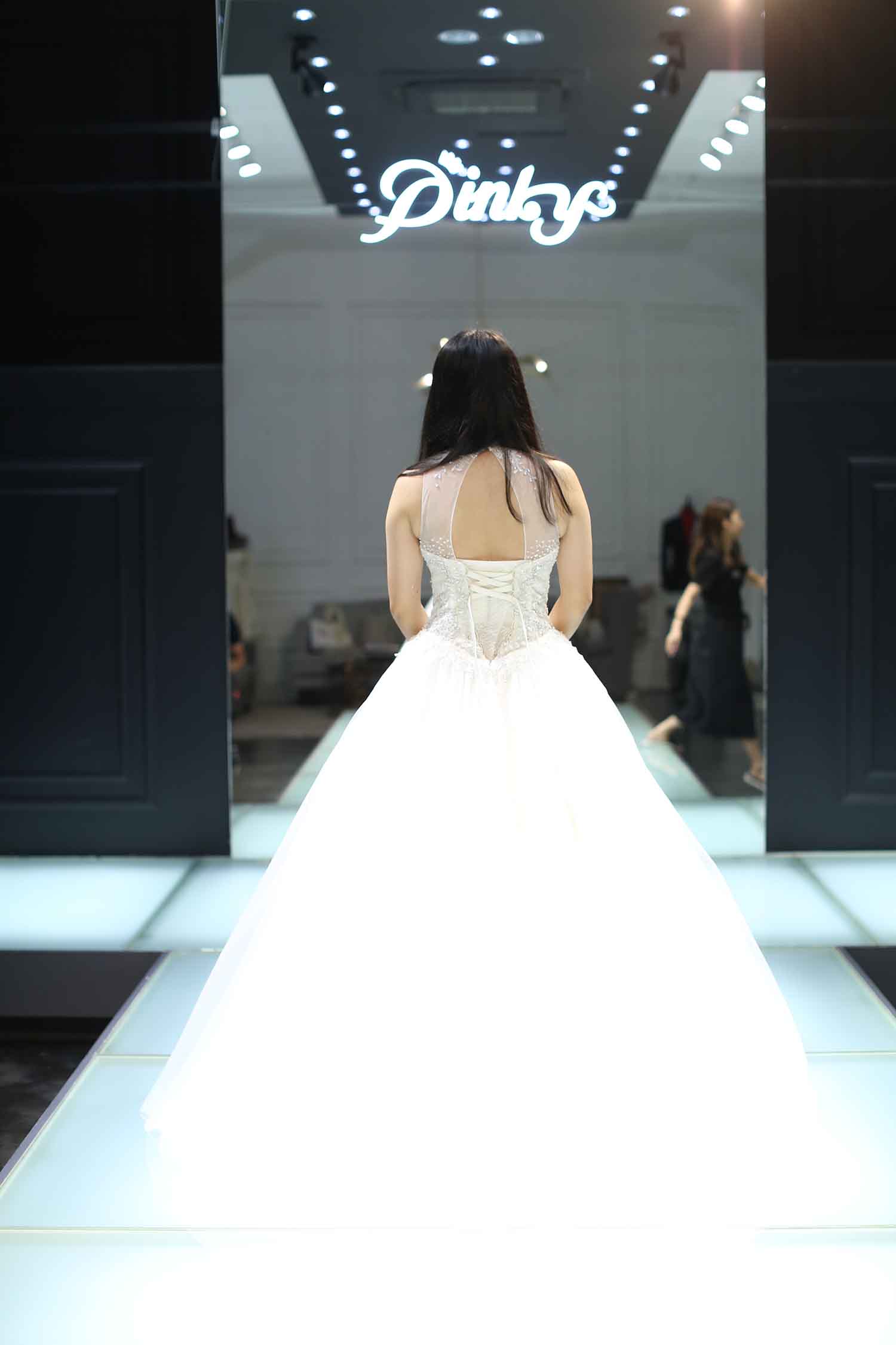 [素人新娘] 化妆之后判若两人的新娘婚纱照实拍写真 H453