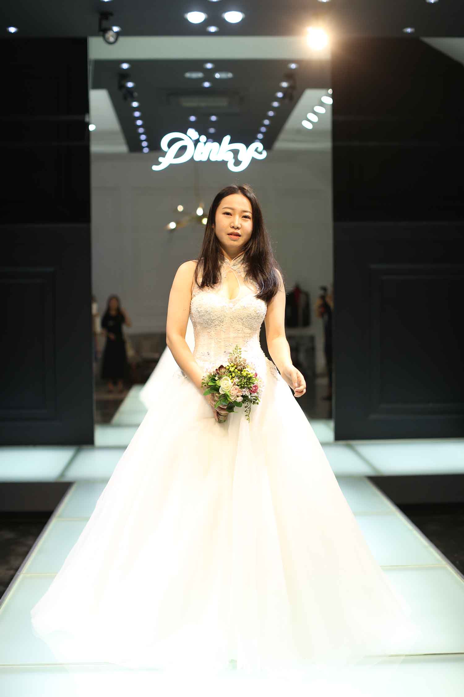 [素人新娘] 化妆之后判若两人的新娘婚纱照实拍写真 H453