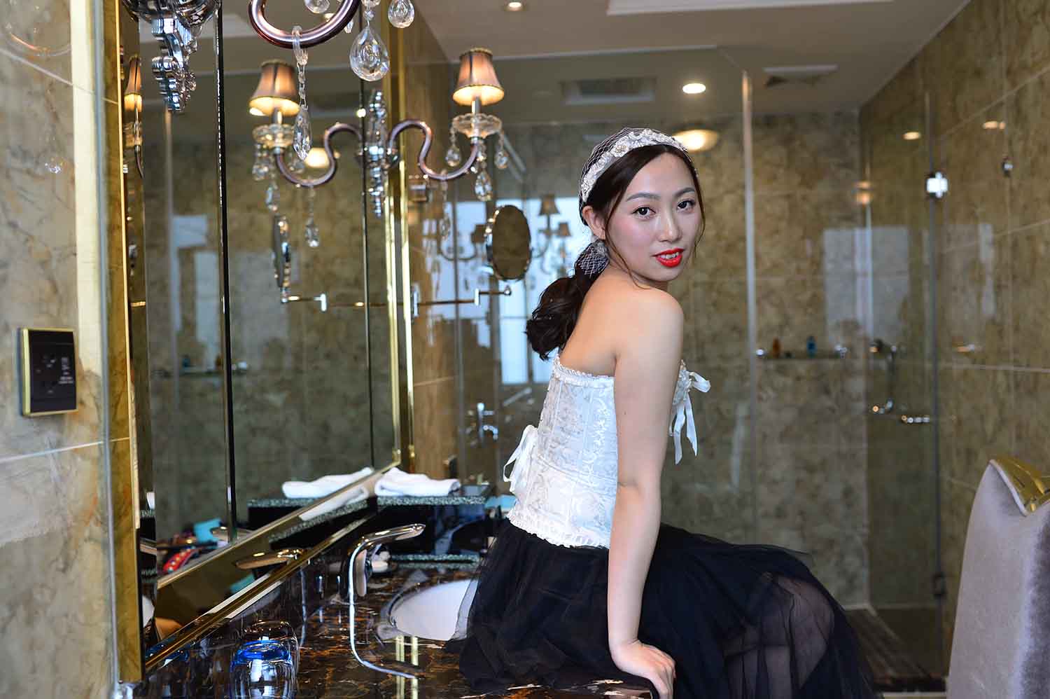 [素人新娘] 穿着性感黑色内裤和白色束腰的美女新娘婚礼现场实拍写真 H437