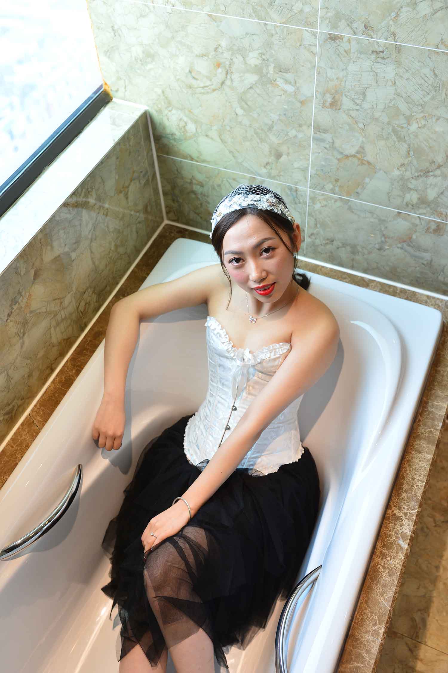 [素人新娘] 穿着性感黑色内裤和白色束腰的美女新娘婚礼现场实拍写真 H437