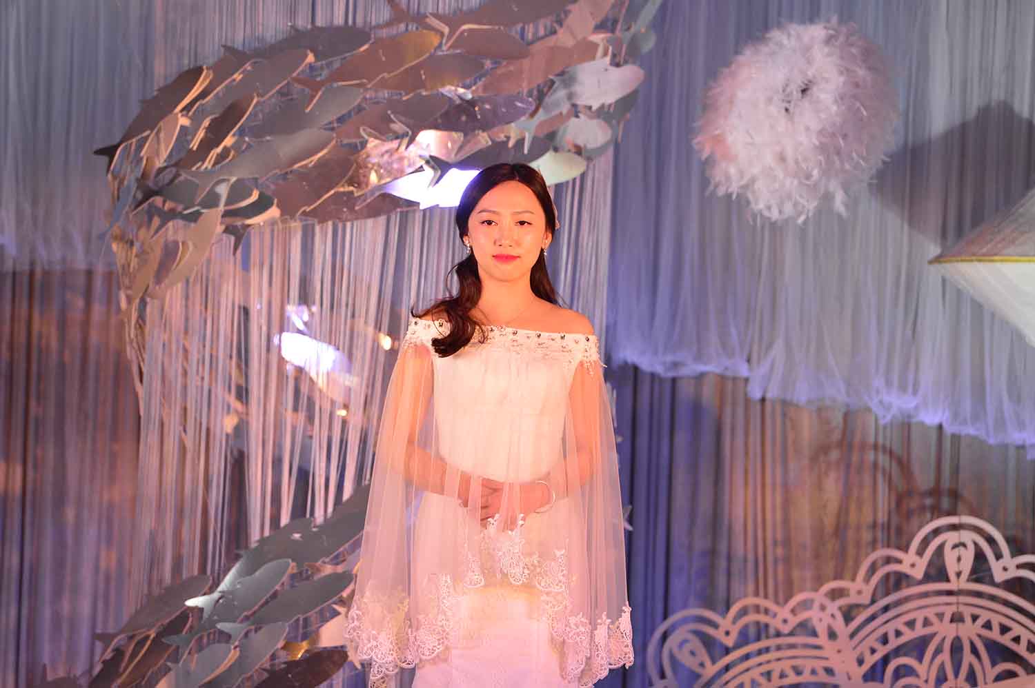 [素人新娘] 穿着性感黑色内裤和白色束腰的美女新娘婚礼现场实拍写真 H437