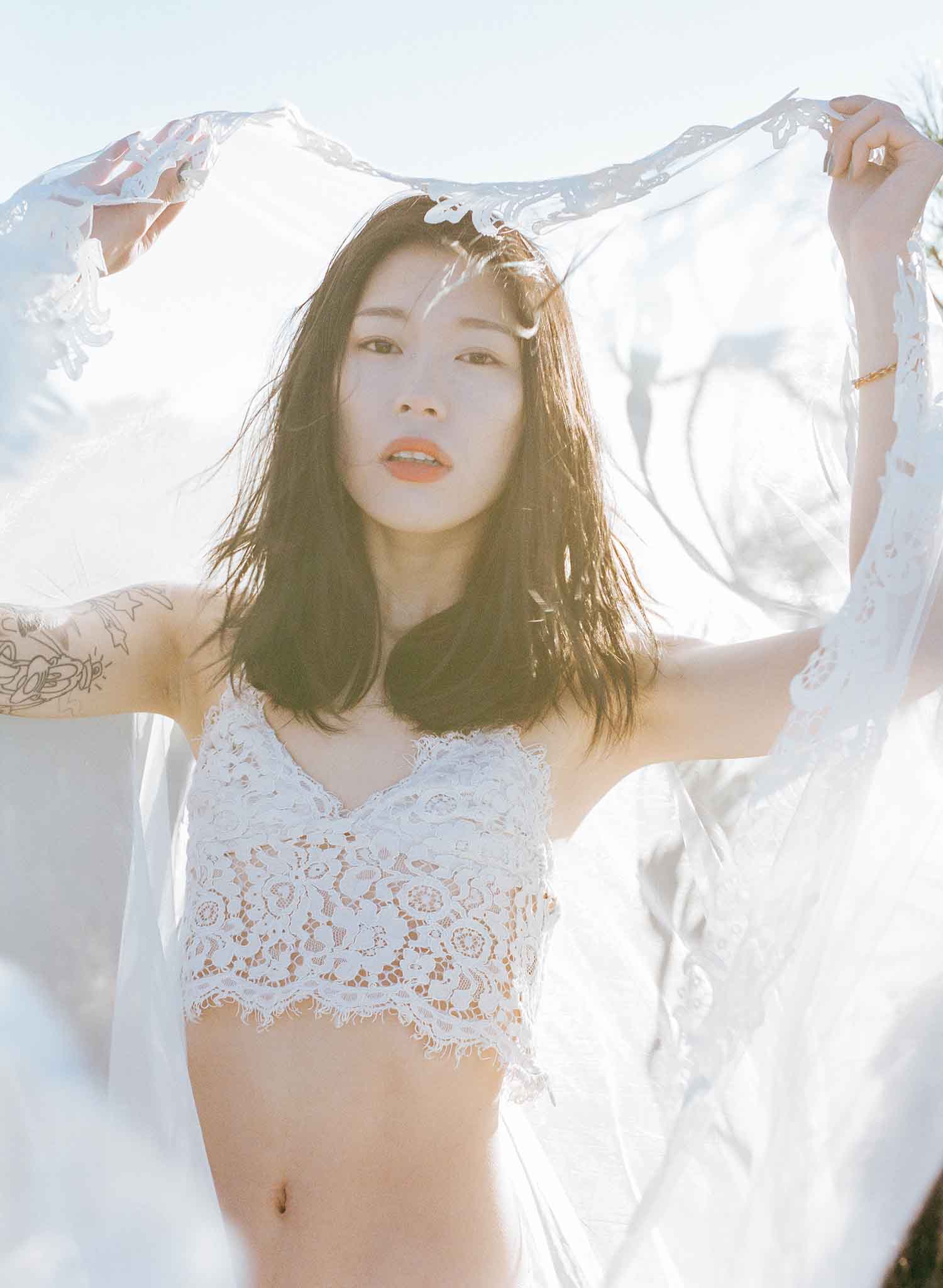 [素人新娘] 屁屁很性感的美女拍摄婚纱照写真 H424