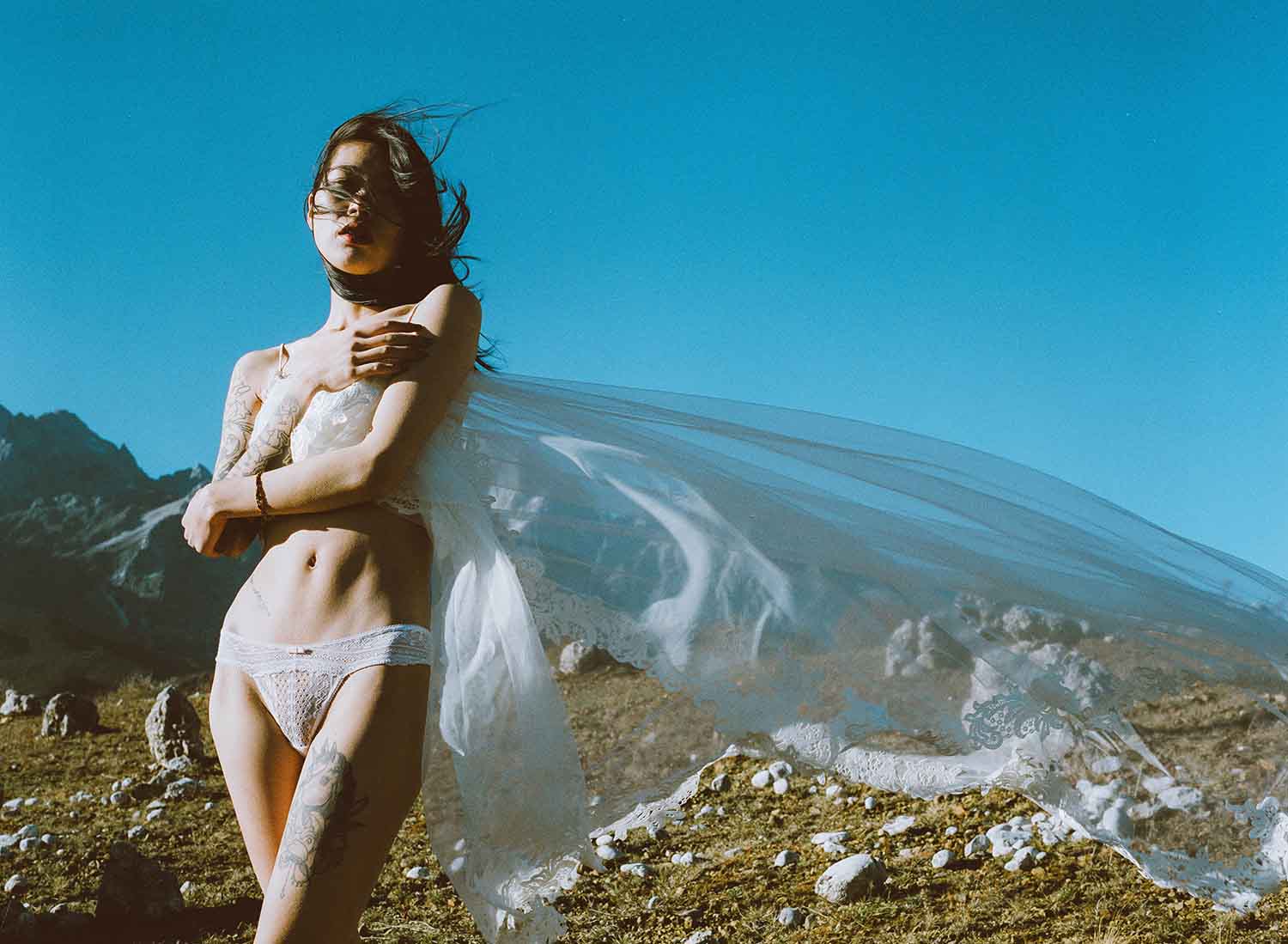 [素人新娘] 屁屁很性感的美女拍摄婚纱照写真 H424